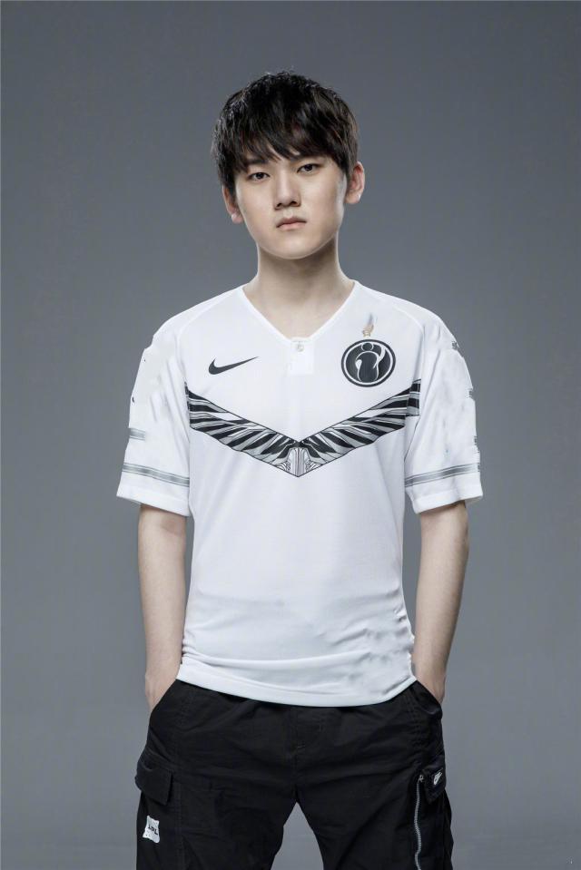 TheShy 的坦克杰斯在15分钟内取得了奢华的7-0，再次以一条命在上路击败了三条命